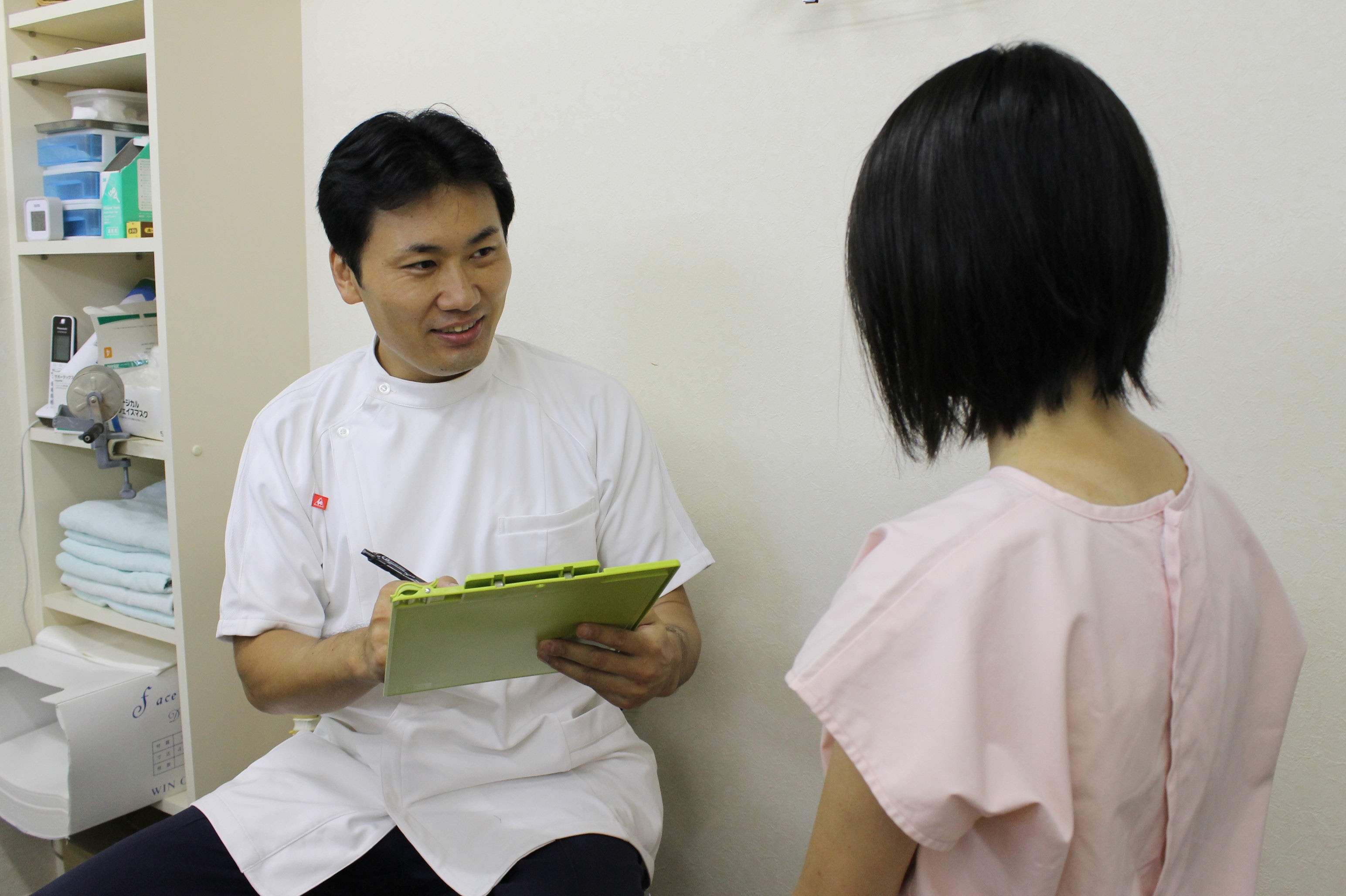 お客さんに説明をする院長