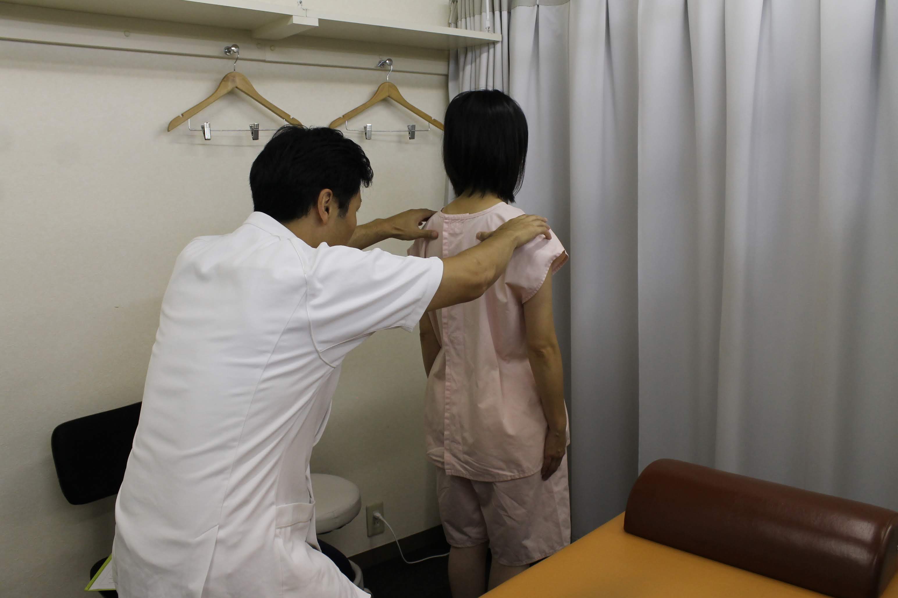 検査中の院長とお客さん