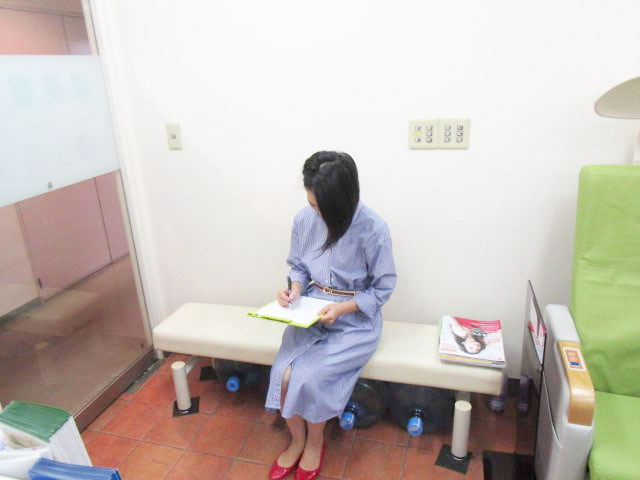 問診票に書き込むお客さん